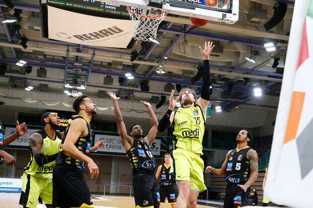 11. Spieltag der easyCredit BBL Basketball Bundesliga in der Oberfrankenhalle in Bayreuth Saison 2020-2021 Medi Bayreuth gegen MHP RIESEN Ludwigsburg Matthew Tiby (Medi Bayreuth 15) 2.v. rechts Elias Harris (MHP RIESEN Ludwigsburg 8) links Yorman Polas Bartolo (MHP RIESEN Ludwigsburg 13) 2.v. links Barry Brown Jr. (MHP RIESEN Ludwigsburg 5) rechts