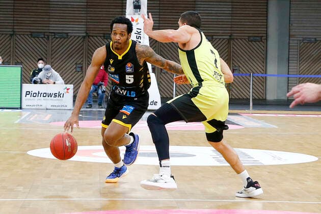 11. Spieltag der easyCredit BBL Basketball Bundesliga in der Oberfrankenhalle in Bayreuth Saison 2020-2021 Medi Bayreuth gegen MHP RIESEN Ludwigsburg Philip Jalalpoor (Medi Bayreuth 7) rechts Barry Brown Jr. (MHP RIESEN Ludwigsburg 5) links