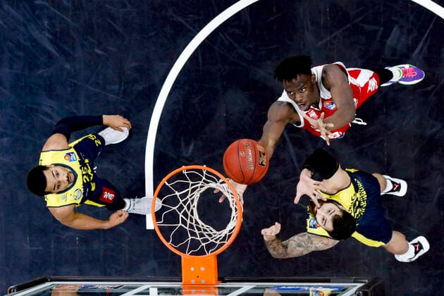 links 25 Phil Pressey (EWE Baskets Oldenburg) Mitte Norense Odiase (Brose Bamberg, 32) rechts 12 Martin Breunig (EWE Baskets Oldenburg) Brose Bamberg - EWE Baskets Oldenburg - easyCredit-BBL - Basketball Bundesliga - Basketball Saison 2020 21 - 11. Spieltag, 03.01.2021 Bamberg, Brose Arena ASV-Autoren-Nummer: 4026335 Copyright: DanielxLöb