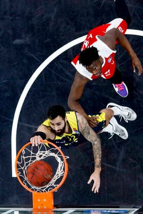 oben Norense Odiase (Brose Bamberg, 32) unten 12 Martin Breunig (EWE Baskets Oldenburg) Brose Bamberg - EWE Baskets Oldenburg - easyCredit-BBL - Basketball Bundesliga - Basketball Saison 2020 21 - 11. Spieltag, 03.01.2021 Bamberg, Brose Arena ASV-Autoren-Nummer: 4026335 Copyright: DanielxLöb