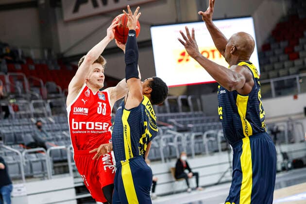 Sport Bilder des Tages links Bennet Hundt (Brose Bamberg, 33) Mitte 25 Phil Pressey (EWE Baskets Oldenburg) rechts 23 Rickey Paulding (EWE Baskets Oldenburg) Brose Bamberg - EWE Baskets Oldenburg - easyCredit-BBL - Basketball Bundesliga - Basketball Saison 2020 21 - 11. Spieltag, 03.01.2021 Bamberg, Brose Arena ASV-Autoren-Nummer: 4026335 Copyright: DanielxLöb