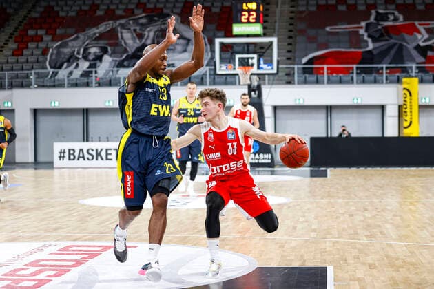 rechts Bennet Hundt (Brose Bamberg, 33) links 23 Rickey Paulding (EWE Baskets Oldenburg) Brose Bamberg - EWE Baskets Oldenburg - easyCredit-BBL - Basketball Bundesliga - Basketball Saison 2020 21 - 11. Spieltag, 03.01.2021 Bamberg, Brose Arena ASV-Autoren-Nummer: 4026335 Copyright: DanielxLöb