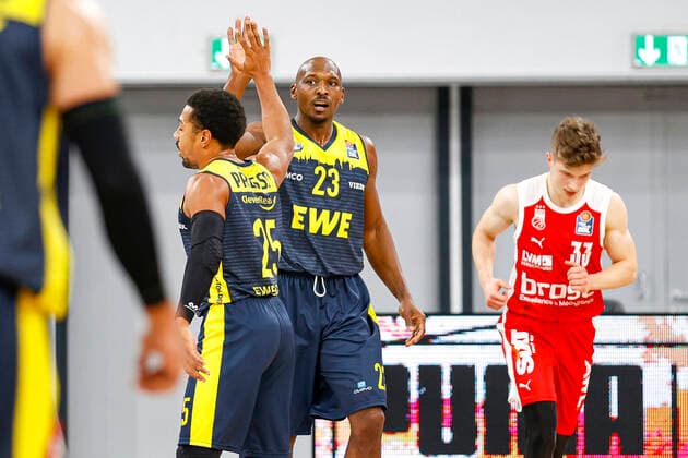 links 25 Phil Pressey (EWE Baskets Oldenburg) Mitte 23 Rickey Paulding (EWE Baskets Oldenburg) rechts Bennet Hundt (Brose Bamberg, 33) Brose Bamberg - EWE Baskets Oldenburg - easyCredit-BBL - Basketball Bundesliga - Basketball Saison 2020 21 - 11. Spieltag, 03.01.2021 Bamberg, Brose Arena ASV-Autoren-Nummer: 4026335 Copyright: DanielxLöb