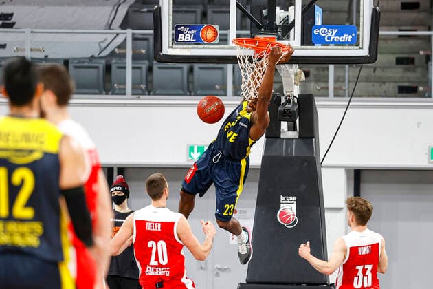 Mitte 23 Rickey Paulding (EWE Baskets Oldenburg) rechts Bennet Hundt (Brose Bamberg, 33) Brose Bamberg - EWE Baskets Oldenburg - easyCredit-BBL - Basketball Bundesliga - Basketball Saison 2020 21 - 11. Spieltag, 03.01.2021 Bamberg, Brose Arena ASV-Autoren-Nummer: 4026335 Copyright: DanielxLöb