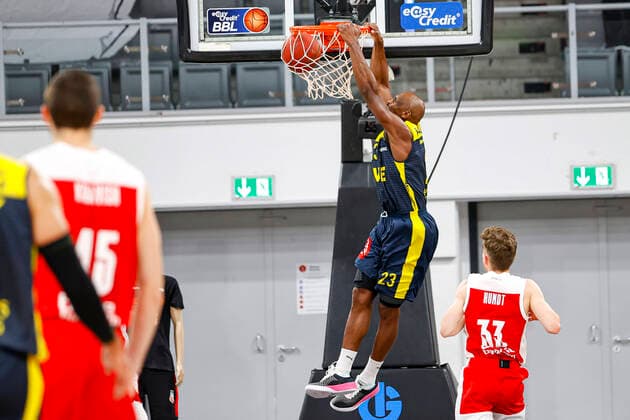 links 23 Rickey Paulding (EWE Baskets Oldenburg) rechts Bennet Hundt (Brose Bamberg, 33) Brose Bamberg - EWE Baskets Oldenburg - easyCredit-BBL - Basketball Bundesliga - Basketball Saison 2020 21 - 11. Spieltag, 03.01.2021 Bamberg, Brose Arena ASV-Autoren-Nummer: 4026335 Copyright: DanielxLöb