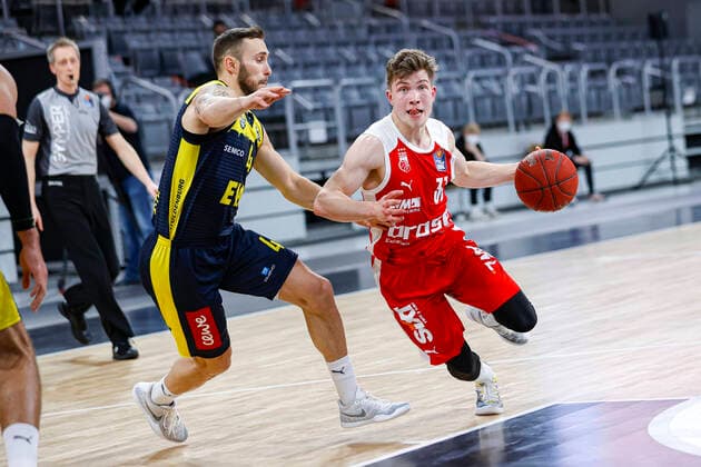 rechts Bennet Hundt (Brose Bamberg, 33) links 04 Keith Hornsby (EWE Baskets Oldenburg) Brose Bamberg - EWE Baskets Oldenburg - easyCredit-BBL - Basketball Bundesliga - Basketball Saison 2020 21 - 11. Spieltag, 03.01.2021 Bamberg, Brose Arena ASV-Autoren-Nummer: 4026335 Copyright: DanielxLöb