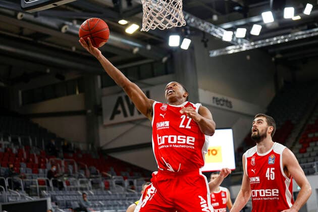 links Devon Hall (Brose Bamberg, 22) rechts David Kravish (Brose Bamberg, 45) Brose Bamberg - EWE Baskets Oldenburg - easyCredit-BBL - Basketball Bundesliga - Basketball Saison 2020 21 - 11. Spieltag, 03.01.2021 Bamberg, Brose Arena ASV-Autoren-Nummer: 4026335 Copyright: DanielxLöb