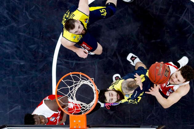rechts Joanic Grüttner Bacoul (Brose Bamberg, 50) Mitte 12 Martin Breunig (EWE Baskets Oldenburg) oben 45 Nathan Boothe (EWE Baskets Oldenburg) links Norense Odiase (Brose Bamberg, 32) Brose Bamberg - EWE Baskets Oldenburg - easyCredit-BBL - Basketball Bundesliga - Basketball Saison 2020 21 - 11. Spieltag, 03.01.2021 Bamberg, Brose Arena ASV-Autoren-Nummer: 4026335 Copyright: DanielxLöb