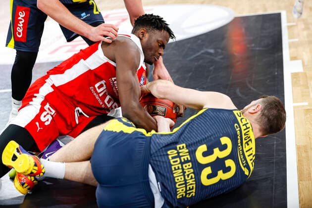 obenn Norense Odiase (Brose Bamberg, 32) unten 33 Philipp Schwethelm (EWE Baskets Oldenburg) Brose Bamberg - EWE Baskets Oldenburg - easyCredit-BBL - Basketball Bundesliga - Basketball Saison 2020 21 - 11. Spieltag, 03.01.2021 Bamberg, Brose Arena ASV-Autoren-Nummer: 4026335 Copyright: DanielxLöb