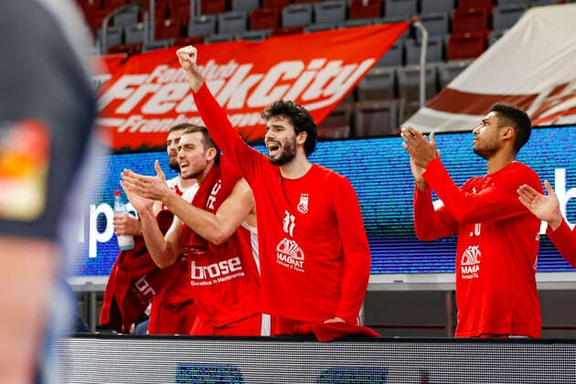 Mitte Michele Vitali (Brose Bamberg, 31) links Chase Fieler (Brose Bamberg, 20) rechts Kenneth Ogbe (Brose Bamberg, 25) links 23 Rickey Paulding (EWE Baskets Oldenburg) Brose Bamberg - EWE Baskets Oldenburg - easyCredit-BBL - Basketball Bundesliga - Basketball Saison 2020 21 - 11. Spieltag, 03.01.2021 Bamberg, Brose Arena ASV-Autoren-Nummer: 4026335 Copyright: DanielxLöb