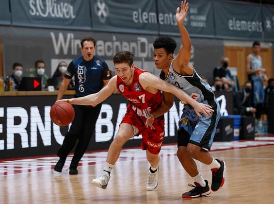 s.Oliver Wuerzburg vs. HAKRO Merlins Crailsheim, Basketball, BBL Deutschland, Wuerzburg, s.Oliver Arena, 03.01.2021, emspor, emonline, despor, deonline, s.Oliver Wuerzburg vs. HAKRO Merlins Crailsheim, Basketball, BBL Bild: v. li. Nils Hassfurther (s.Oliver Wuerzburg) und Trae Bell-Haynes (Merlins) Photo: HMB Media Heiko Becker Pool Wuerzburg s.Oliver Arena Bayern Deutschland
