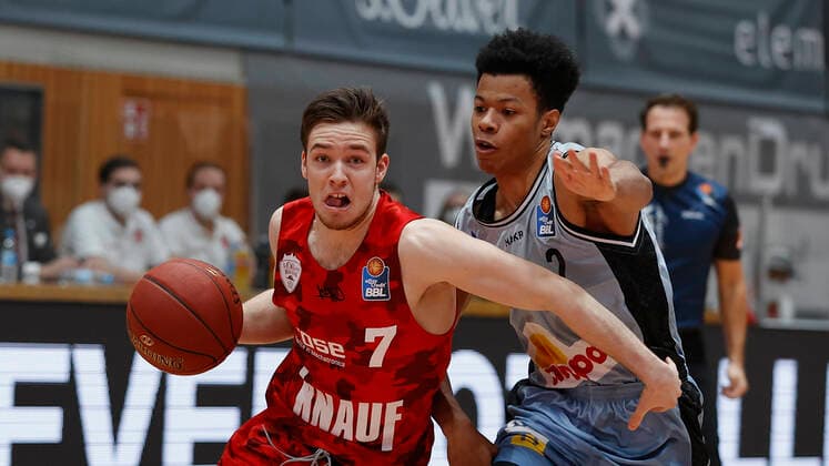 s.Oliver Wuerzburg vs. HAKRO Merlins Crailsheim, Basketball, BBL Deutschland, Wuerzburg, s.Oliver Arena, 03.01.2021, emspor, emonline, despor, deonline, s.Oliver Wuerzburg vs. HAKRO Merlins Crailsheim, Basketball, BBL Bild: v. li. Nils Hassfurther (s.Oliver Wuerzburg) und Trae Bell-Haynes (Merlins) Photo: HMB Media Heiko Becker Pool Wuerzburg s.Oliver Arena Bayern Deutschland