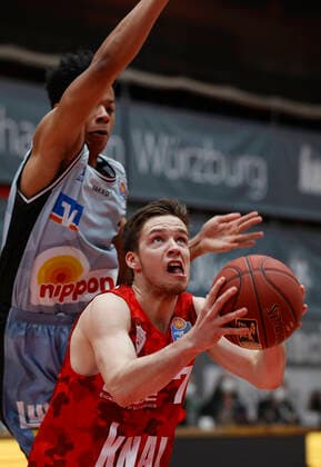 s.Oliver Wuerzburg vs. HAKRO Merlins Crailsheim, Basketball, BBL Deutschland, Wuerzburg, s.Oliver Arena, 03.01.2021, emspor, emonline, despor, deonline, s.Oliver Wuerzburg vs. HAKRO Merlins Crailsheim, Basketball, BBL Bild: v. li. Trae Bell-Haynes (Merlins) und Nils Hassfurther (s.Oliver Wuerzburg) Photo: HMB Media Heiko Becker Pool Wuerzburg s.Oliver Arena Bayern Deutschland