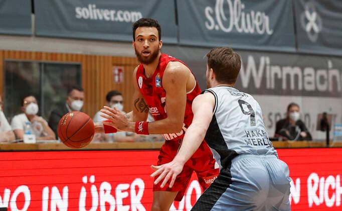 s.Oliver Wuerzburg vs. HAKRO Merlins Crailsheim, Basketball, BBL Deutschland, Wuerzburg, s.Oliver Arena, 03.01.2021, emspor, emonline, despor, deonline, s.Oliver Wuerzburg vs. HAKRO Merlins Crailsheim, Basketball, BBL Bild: v. li. Brekkott Chapman (s.Oliver Wuerzburg) und Fabian Bleck (Merlins) Photo: HMB Media Heiko Becker Pool Wuerzburg s.Oliver Arena Bayern Deutschland