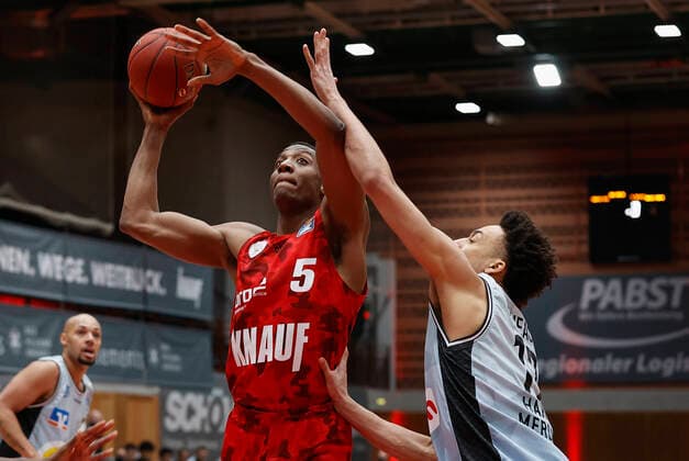 s.Oliver Wuerzburg vs. HAKRO Merlins Crailsheim, Basketball, BBL Deutschland, Wuerzburg, s.Oliver Arena, 03.01.2021, emspor, emonline, despor, deonline, s.Oliver Wuerzburg vs. HAKRO Merlins Crailsheim, Basketball, BBL Bild: v. li. Justin Sears (s.Oliver Wuerzburg) und Jamuni McNeace (Merlins) Photo: HMB Media Heiko Becker Pool Wuerzburg s.Oliver Arena Bayern Deutschland