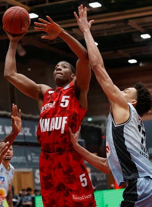 s.Oliver Wuerzburg vs. HAKRO Merlins Crailsheim, Basketball, BBL Deutschland, Wuerzburg, s.Oliver Arena, 03.01.2021, emspor, emonline, despor, deonline, s.Oliver Wuerzburg vs. HAKRO Merlins Crailsheim, Basketball, BBL Bild: v. li. Justin Sears (s.Oliver Wuerzburg) und Jamuni McNeace (Merlins) Photo: HMB Media Heiko Becker Pool Wuerzburg s.Oliver Arena Bayern Deutschland