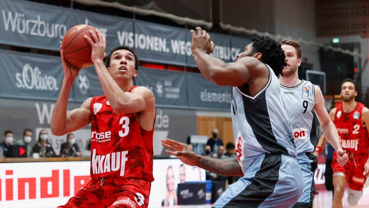 s.Oliver Wuerzburg vs. HAKRO Merlins Crailsheim, Basketball, BBL Deutschland, Wuerzburg, s.Oliver Arena, 03.01.2021, emspor, emonline, despor, deonline, s.Oliver Wuerzburg vs. HAKRO Merlins Crailsheim, Basketball, BBL Bild: v. li. Tyson Ward (s.Oliver Wuerzburg) und Tim Coleman (Merlins) Photo: HMB Media Heiko Becker Pool Wuerzburg s.Oliver Arena Bayern Deutschland