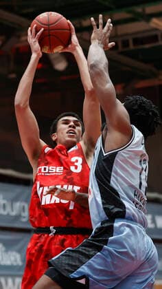 s.Oliver Wuerzburg vs. HAKRO Merlins Crailsheim, Basketball, BBL Deutschland, Wuerzburg, s.Oliver Arena, 03.01.2021, emspor, emonline, despor, deonline, s.Oliver Wuerzburg vs. HAKRO Merlins Crailsheim, Basketball, BBL Bild: v. li. Tyson Ward (s.Oliver Wuerzburg) und Tim Coleman (Merlins) Photo: HMB Media Heiko Becker Pool Wuerzburg s.Oliver Arena Bayern Deutschland