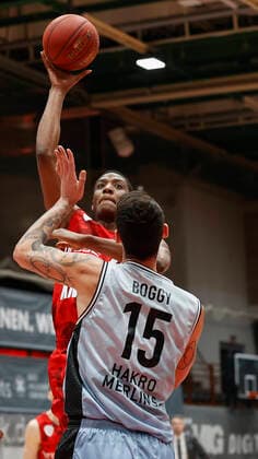 s.Oliver Wuerzburg vs. HAKRO Merlins Crailsheim, Basketball, BBL Deutschland, Wuerzburg, s.Oliver Arena, 03.01.2021, emspor, emonline, despor, deonline, s.Oliver Wuerzburg vs. HAKRO Merlins Crailsheim, Basketball, BBL Bild: v. li. Justin Sears (s.Oliver Wuerzburg) und Bogdan Radosavljevic (Merlins) Photo: HMB Media Heiko Becker Pool Wuerzburg s.Oliver Arena Bayern Deutschland