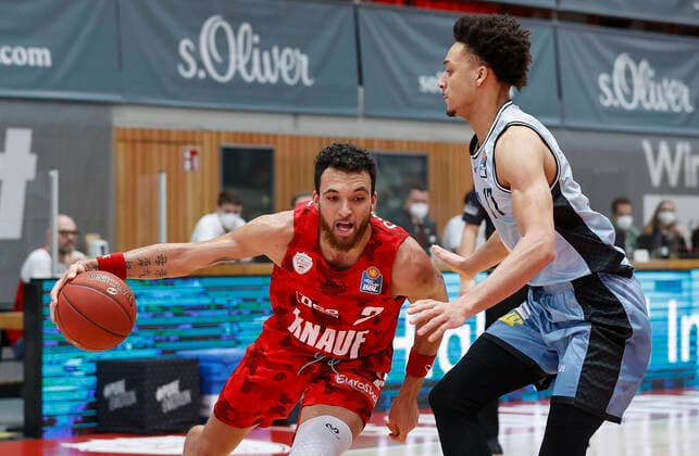 s.Oliver Wuerzburg vs. HAKRO Merlins Crailsheim, Basketball, BBL Deutschland, Wuerzburg, s.Oliver Arena, 03.01.2021, emspor, emonline, despor, deonline, s.Oliver Wuerzburg vs. HAKRO Merlins Crailsheim, Basketball, BBL Bild: v. li. Brekkott Chapman (s.Oliver Wuerzburg) und Jamuni McNeace (Merlins) Photo: HMB Media Heiko Becker Pool Wuerzburg s.Oliver Arena Bayern Deutschland
