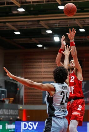 s.Oliver Wuerzburg vs. HAKRO Merlins Crailsheim, Basketball, BBL Deutschland, Wuerzburg, s.Oliver Arena, 03.01.2021, emspor, emonline, despor, deonline, s.Oliver Wuerzburg vs. HAKRO Merlins Crailsheim, Basketball, BBL Bild: v. li. Jeremy Jones (Merlins) und Brekkott Chapman (s.Oliver Wuerzburg) Photo: HMB Media Heiko Becker Pool Wuerzburg s.Oliver Arena Bayern Deutschland