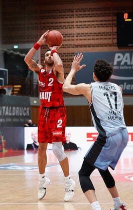 s.Oliver Wuerzburg vs. HAKRO Merlins Crailsheim, Basketball, BBL Deutschland, Wuerzburg, s.Oliver Arena, 03.01.2021, emspor, emonline, despor, deonline, s.Oliver Wuerzburg vs. HAKRO Merlins Crailsheim, Basketball, BBL Bild: v. li. Brekkott Chapman (s.Oliver Wuerzburg) und Jamuni McNeace (Merlins) Photo: HMB Media Heiko Becker Pool Wuerzburg s.Oliver Arena Bayern Deutschland