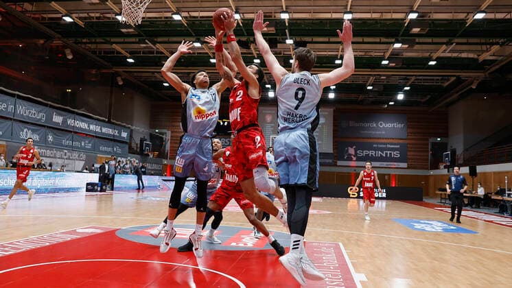 Sport Themen der Woche KW53 s.Oliver Wuerzburg vs. HAKRO Merlins Crailsheim, Basketball, BBL Deutschland, Wuerzburg, s.Oliver Arena, 03.01.2021, emspor, emonline, despor, deonline, s.Oliver Wuerzburg vs. HAKRO Merlins Crailsheim, Basketball, BBL Bild: v. li. Jamuni McNeace (Merlins), Brekkott Chapman (s.Oliver Wuerzburg) und Fabian Bleck (Merlins) Photo: HMB Media Heiko Becker Pool Wuerzburg s.Oliver Arena Bayern Deutschland