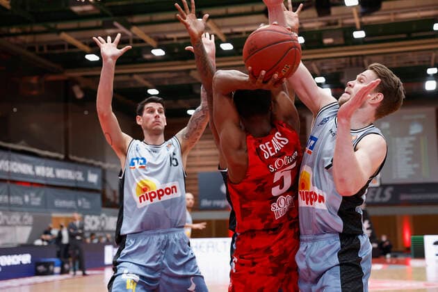 s.Oliver Wuerzburg vs. HAKRO Merlins Crailsheim, Basketball, BBL Deutschland, Wuerzburg, s.Oliver Arena, 03.01.2021, emspor, emonline, despor, deonline, s.Oliver Wuerzburg vs. HAKRO Merlins Crailsheim, Basketball, BBL Bild: v. li. Bogdan Radosavljevic (Merlins), Haywood Highsmith (Merlins), Justin Sears (s.Oliver Wuerzburg) und Fabian Bleck (Merlins) Photo: HMB Media Heiko Becker Pool Wuerzburg s.Oliver Arena Bayern Deutschland