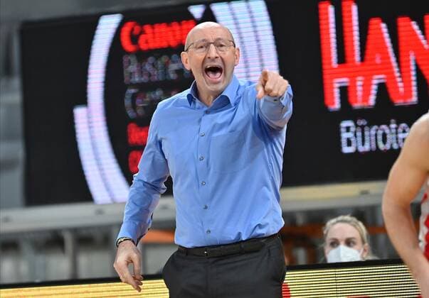 BAMBERG 03.01.2021 --- Basketball ---- easycredit 1. Basketball Bundesliga ---- 10. Spieltag: Brose Bamberg vs EWE Baskets Oldenburg --- Mladen Drijencic (Headcoach EWE Baskets Oldenburg) gibt Anweisung --- Foto: Hans-Martin Issler isslerimages ---- Brose Bamberg vs EWE Baskets Oldenburg