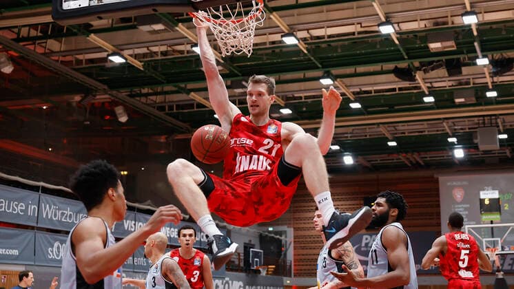 s.Oliver Wuerzburg vs. HAKRO Merlins Crailsheim, Basketball, BBL Deutschland, Wuerzburg, s.Oliver Arena, 03.01.2021, emspor, emonline, despor, deonline, s.Oliver Wuerzburg vs. HAKRO Merlins Crailsheim, Basketball, BBL Bild: v. li. Florian Koch (s.Oliver Wuerzburg) mit einem Dunk Photo: HMB Media Heiko Becker Pool Wuerzburg s.Oliver Arena Bayern Deutschland