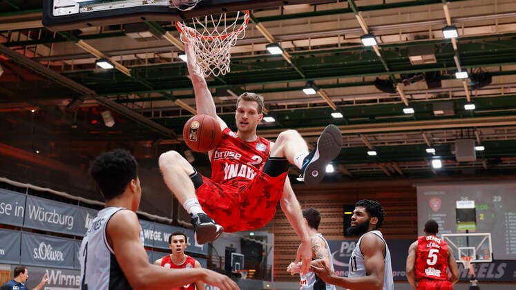 s.Oliver Wuerzburg vs. HAKRO Merlins Crailsheim, Basketball, BBL Deutschland, Wuerzburg, s.Oliver Arena, 03.01.2021, emspor, emonline, despor, deonline, s.Oliver Wuerzburg vs. HAKRO Merlins Crailsheim, Basketball, BBL Bild: v. li. Florian Koch (s.Oliver Wuerzburg) mit einem Dunk Photo: HMB Media Heiko Becker Pool Wuerzburg s.Oliver Arena Bayern Deutschland