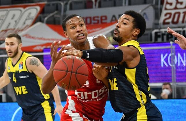 BAMBERG 03.01.2021 --- Basketball ---- easycredit 1. Basketball Bundesliga ---- 10. Spieltag: Brose Bamberg vs EWE Baskets Oldenburg --- Devon Hall (22, Brose Bamberg) wird von Phil Pressey (25, EWE Baskets Oldenburg, rechts) gefoult --- Foto: Hans-Martin Issler isslerimages ---- Brose Bamberg vs EWE Baskets Oldenburg