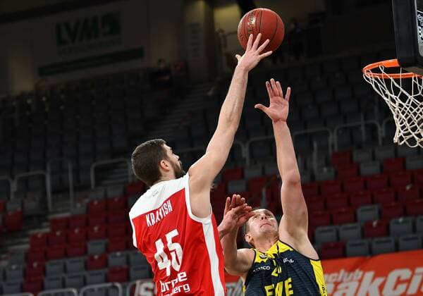 BAMBERG 03.01.2021 --- Basketball ---- easycredit 1. Basketball Bundesliga ---- 10. Spieltag: Brose Bamberg vs EWE Baskets Oldenburg --- David Kravish (45, Brose Bamberg) wirft gegen Rasid Mahalbasic (24, EWE Baskets Oldenburg) --- Foto: Hans-Martin Issler isslerimages ---- Brose Bamberg vs EWE Baskets Oldenburg
