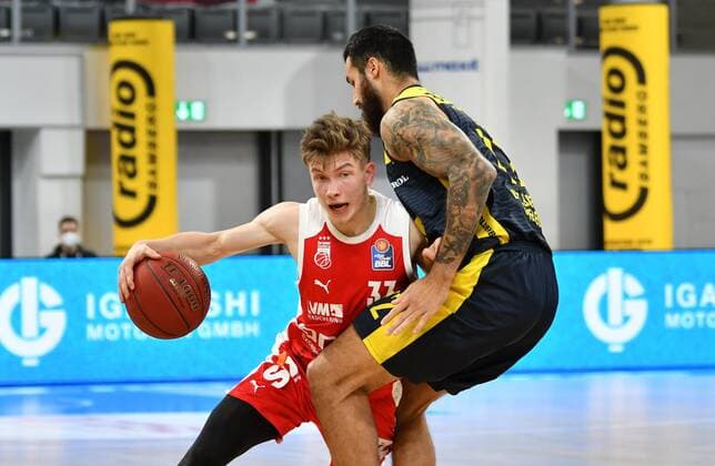 BAMBERG 03.01.2021 --- Basketball ---- easycredit 1. Basketball Bundesliga ---- 10. Spieltag: Brose Bamberg vs EWE Baskets Oldenburg --- Bennet Hundt (33, Brose Bamberg) gegen Martin Breunig (12, EWE Baskets Oldenburg) --- Foto: Hans-Martin Issler isslerimages ---- Brose Bamberg vs EWE Baskets Oldenburg