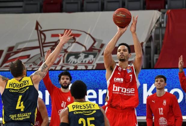 BAMBERG 03.01.2021 --- Basketball ---- easycredit 1. Basketball Bundesliga ---- 10. Spieltag: Brose Bamberg vs EWE Baskets Oldenburg --- Dominic Lockhart (3, Brose Bamberg) wirft einen Dreipunktwurf gegen Phil Pressey (25, EWE Baskets Oldenburg) und Keith Hornsby (4, EWE Baskets Oldenburg) --- Foto: Hans-Martin Issler isslerimages ---- Brose Bamberg vs EWE Baskets Oldenburg