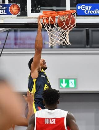 BAMBERG 03.01.2021 --- Basketball ---- easycredit 1. Basketball Bundesliga ---- 10. Spieltag: Brose Bamberg vs EWE Baskets Oldenburg --- Phil Pressey (25, EWE Baskets Oldenburg) mit Dunk gegen Norense Odiase (32, Brose Bamberg) --- Foto: Hans-Martin Issler isslerimages ---- Brose Bamberg vs EWE Baskets Oldenburg