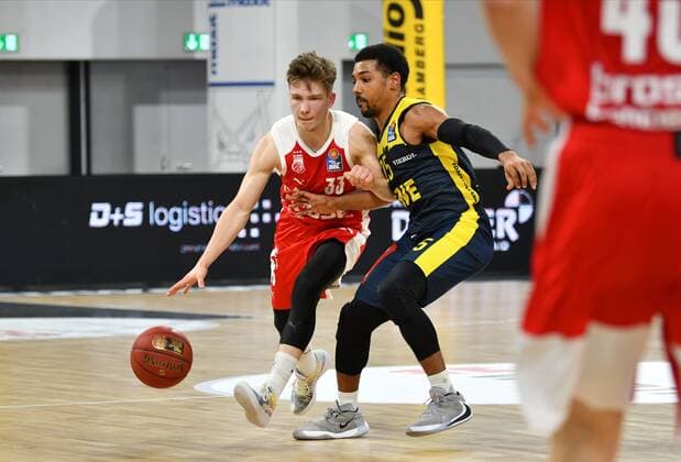 BAMBERG 03.01.2021 --- Basketball ---- easycredit 1. Basketball Bundesliga ---- 10. Spieltag: Brose Bamberg vs EWE Baskets Oldenburg --- Bennet Hundt (33, Brose Bamberg) dribbelt den Ball unter Druck von Phil Pressey (25, EWE Baskets Oldenburg) --- Foto: Hans-Martin Issler isslerimages ---- Brose Bamberg vs EWE Baskets Oldenburg