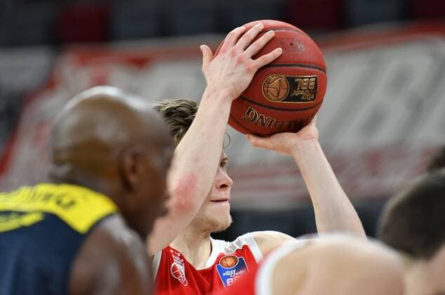 BAMBERG 03.01.2021 --- Basketball ---- easycredit 1. Basketball Bundesliga ---- 10. Spieltag: Brose Bamberg vs EWE Baskets Oldenburg --- Bennet Hundt (33, Brose Bamberg) beim Freiwurf --- Foto: Hans-Martin Issler isslerimages ---- Brose Bamberg vs EWE Baskets Oldenburg