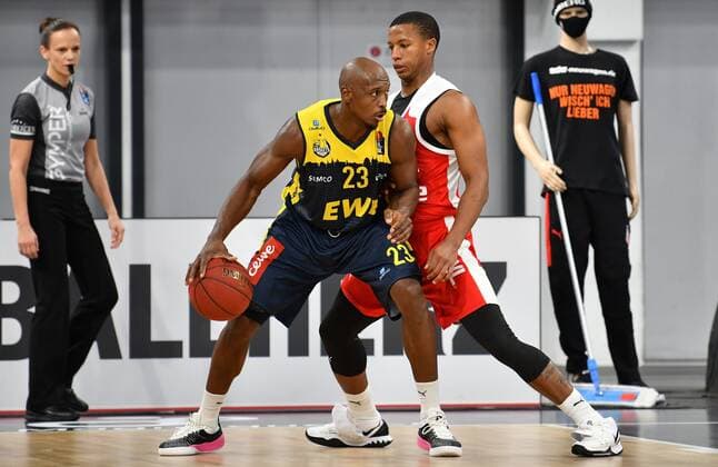 BAMBERG 03.01.2021 --- Basketball ---- easycredit 1. Basketball Bundesliga ---- 10. Spieltag: Brose Bamberg vs EWE Baskets Oldenburg --- Rickey Paulding (23, EWE Baskets Oldenburg) postet auf gegen Devon Hall (22, Brose Bamberg) --- Foto: Hans-Martin Issler isslerimages ---- Brose Bamberg vs EWE Baskets Oldenburg
