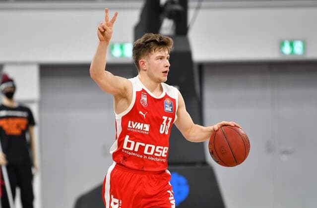BAMBERG 03.01.2021 --- Basketball ---- easycredit 1. Basketball Bundesliga ---- 10. Spieltag: Brose Bamberg vs EWE Baskets Oldenburg --- Bennet Hundt (33, Brose Bamberg) gibt Anweisung --- Foto: Hans-Martin Issler isslerimages ---- Brose Bamberg vs EWE Baskets Oldenburg