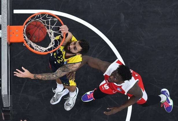 BAMBERG 03.01.2021 --- Basketball ---- easycredit 1. Basketball Bundesliga ---- 10. Spieltag: Brose Bamberg vs EWE Baskets Oldenburg --- Martin Breunig (12, EWE Baskets Oldenburg) gegen Norense Odiase (32, Brose Bamberg) --- Foto: Hans-Martin Issler isslerimages ---- Brose Bamberg vs EWE Baskets Oldenburg