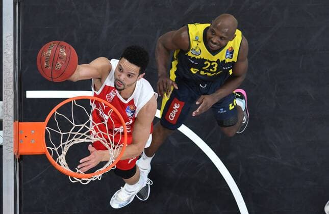 BAMBERG 03.01.2021 --- Basketball ---- easycredit 1. Basketball Bundesliga ---- 10. Spieltag: Brose Bamberg vs EWE Baskets Oldenburg --- Dominic Lockhart (3, Brose Bamberg) mit Korbleger gegen Rickey Paulding (23, EWE Baskets Oldenburg) --- Foto: Hans-Martin Issler isslerimages ---- Brose Bamberg vs EWE Baskets Oldenburg