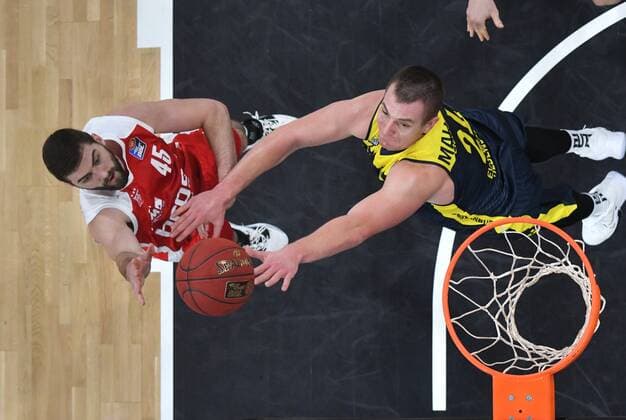 BAMBERG 03.01.2021 --- Basketball ---- easycredit 1. Basketball Bundesliga ---- 10. Spieltag: Brose Bamberg vs EWE Baskets Oldenburg --- David Kravish (45, Brose Bamberg) wirft gegen Rasid Mahalbasic (24, EWE Baskets Oldenburg) --- Foto: Hans-Martin Issler isslerimages ---- Brose Bamberg vs EWE Baskets Oldenburg