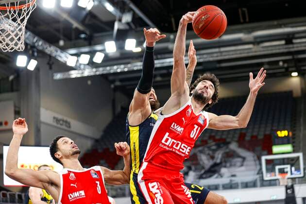 rechts Michele Vitali (Brose Bamberg, 31) Mitte 12 Martin Breunig (EWE Baskets Oldenburg) links Dominic Lockhart (Brose Bamberg, 03) Brose Bamberg - EWE Baskets Oldenburg - easyCredit-BBL - Basketball Bundesliga - Basketball Saison 2020 21 - 11. Spieltag, 03.01.2021 Bamberg, Brose Arena ASV-Autoren-Nummer: 4026335 Copyright: DanielxLöb