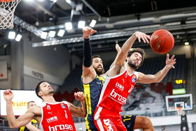 rechts Michele Vitali (Brose Bamberg, 31) Mitte 12 Martin Breunig (EWE Baskets Oldenburg) links Dominic Lockhart (Brose Bamberg, 03) Brose Bamberg - EWE Baskets Oldenburg - easyCredit-BBL - Basketball Bundesliga - Basketball Saison 2020 21 - 11. Spieltag, 03.01.2021 Bamberg, Brose Arena ASV-Autoren-Nummer: 4026335 Copyright: DanielxLöb