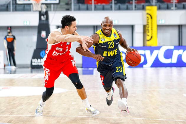 rechts 23 Rickey Paulding (EWE Baskets Oldenburg) links Dominic Lockhart (Brose Bamberg, 03) Brose Bamberg - EWE Baskets Oldenburg - easyCredit-BBL - Basketball Bundesliga - Basketball Saison 2020 21 - 11. Spieltag, 03.01.2021 Bamberg, Brose Arena ASV-Autoren-Nummer: 4026335 Copyright: DanielxLöb