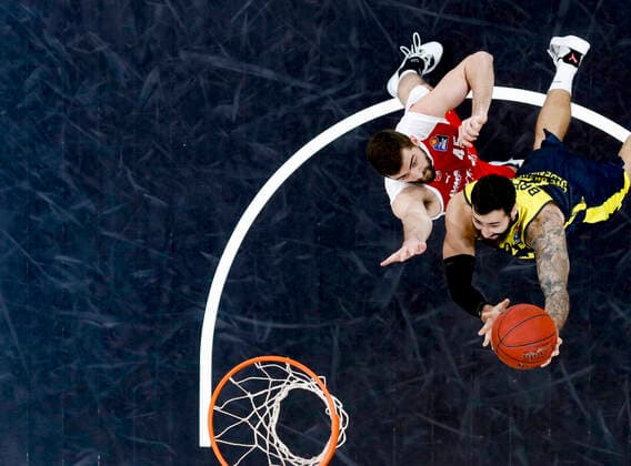 rechts 12 Martin Breunig (EWE Baskets Oldenburg) links David Kravish (Brose Bamberg, 45) Brose Bamberg - EWE Baskets Oldenburg - easyCredit-BBL - Basketball Bundesliga - Basketball Saison 2020 21 - 11. Spieltag, 03.01.2021 Bamberg, Brose Arena ASV-Autoren-Nummer: 4026335 Copyright: DanielxLöb