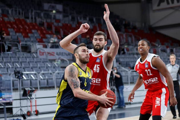 links 04 Keith Hornsby (EWE Baskets Oldenburg)r echts David Kravish (Brose Bamberg, 45) Brose Bamberg - EWE Baskets Oldenburg - easyCredit-BBL - Basketball Bundesliga - Basketball Saison 2020 21 - 11. Spieltag, 03.01.2021 Bamberg, Brose Arena ASV-Autoren-Nummer: 4026335 Copyright: DanielxLöb