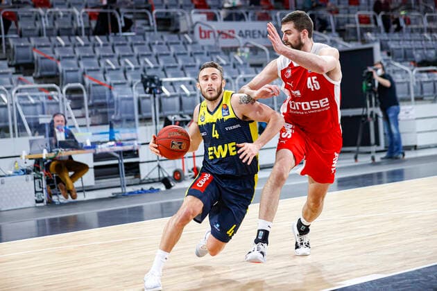 links 04 Keith Hornsby (EWE Baskets Oldenburg)r echts David Kravish (Brose Bamberg, 45) Brose Bamberg - EWE Baskets Oldenburg - easyCredit-BBL - Basketball Bundesliga - Basketball Saison 2020 21 - 11. Spieltag, 03.01.2021 Bamberg, Brose Arena ASV-Autoren-Nummer: 4026335 Copyright: DanielxLöb