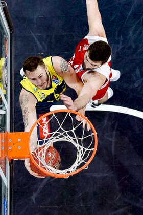 links 04 Keith Hornsby (EWE Baskets Oldenburg) rechts David Kravish (Brose Bamberg, 45) Brose Bamberg - EWE Baskets Oldenburg - easyCredit-BBL - Basketball Bundesliga - Basketball Saison 2020 21 - 11. Spieltag, 03.01.2021 Bamberg, Brose Arena ASV-Autoren-Nummer: 4026335 Copyright: DanielxLöb